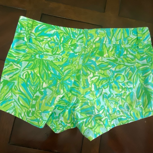 2 Lilly Pulitzer Walsh Shorts. Size 4 - Picture 9 of 9